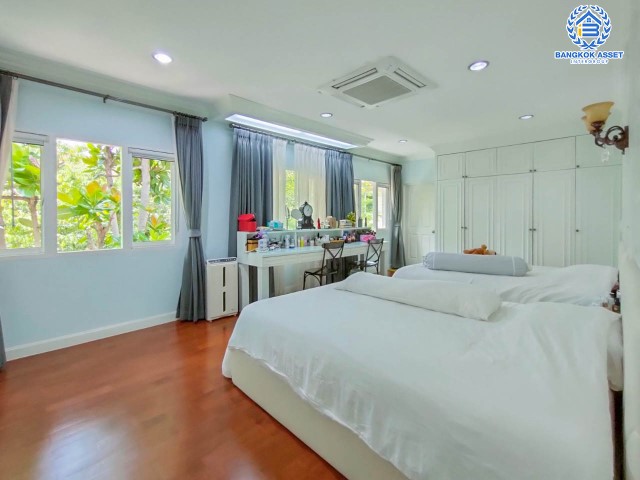 *****บ้านเดี่ยวมือสองย่านกรุงเทพฯ ม.เอ็นริช พาร์ค กาญจนาภิเษก หลังมุม เนื้อที่กว้างเกือบ 263 ตร.ว. ฟังก์ชัน 3 ห้องนอน 4 ห้องน้ำ ที่จอดรถ 4 คัน บ้านหลังใหญ่ ตกแต่งพร้อมอยู่ พื้นที่รอบบ้านกว้างขวาง โครงการอยู่ติดถนนกาญจนาภิเษก เดินทางสะดวกด้วยรถไฟฟฟ้าสายสีน้ำเงิน "สถานีหลักสอง" จองเลย!